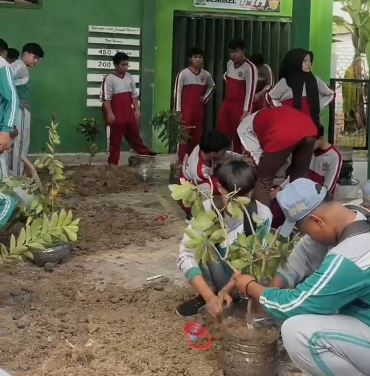 Gambar Berita: Jum'at Hijau: Kreativitas Kokurikuler Siswa SMK Ma'arif NU Mantup Sulap Botol Bekas Jadi Pot Tanaman